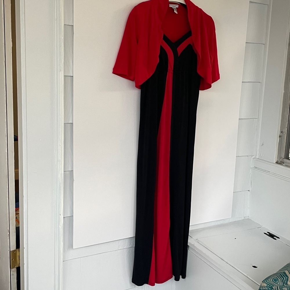 Elegant Black and Red Sleeveless Maxi Dress Medium With Red Shrug - Picture 11 of 16